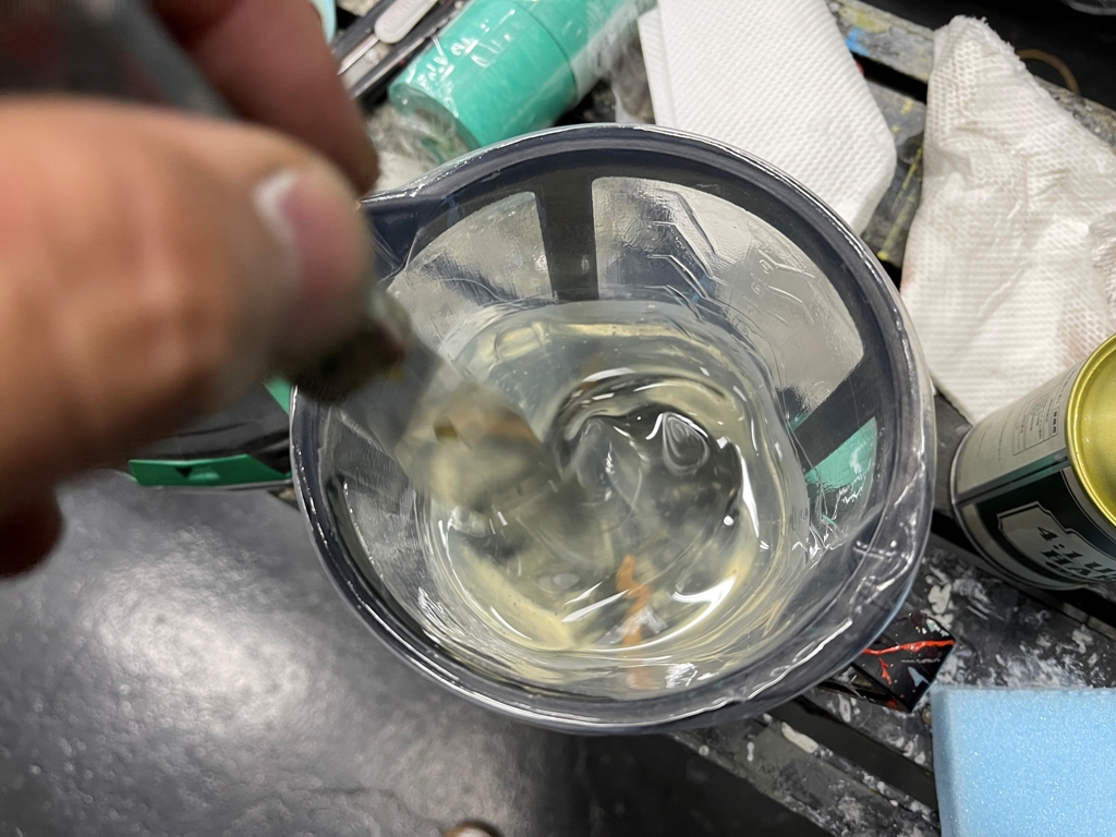 2液ウレタンクリアと硬化剤を混ぜる